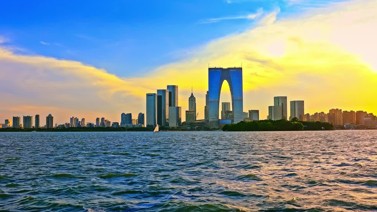 苏州的天际线和现代建筑在日落湖畔的风景，江苏省，中国。视频素材