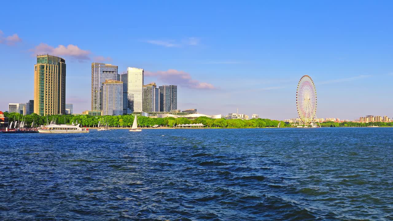 苏州天际线和湖边的现代建筑风景，中国江苏省。视频素材