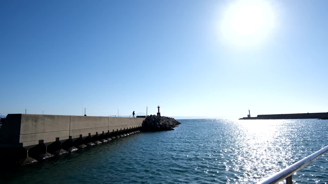 出云市的太沙渔港，从出云市的船出港，蓝天和阳光视频素材