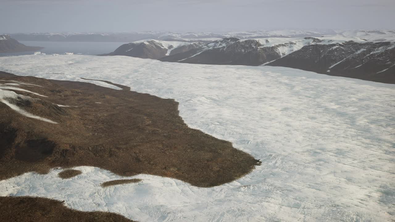 一个令人惊叹的冬季景观与白雪覆盖的山峰视频素材