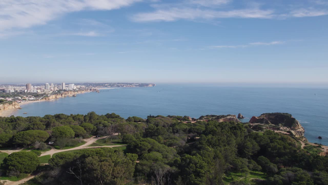 portimo的风景如画的海岸全景，阿尔加维海岸线航拍视频素材