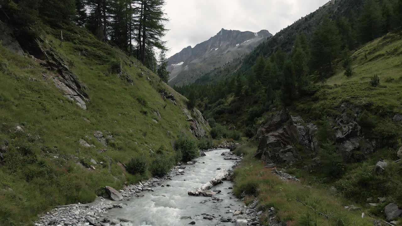 无人机在瓦尔内拉利维尼奥高山冰川白色河流上飞行视频素材