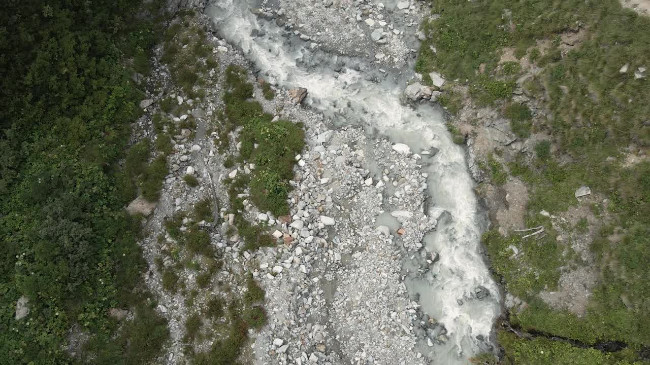 无人机在意大利阿尔卑斯山冰川白河上飞行的鸟瞰图视频素材