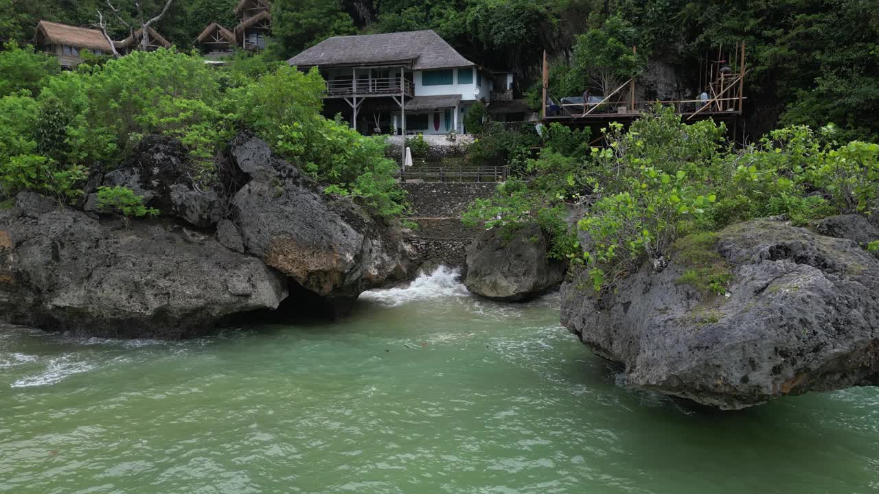 在印度尼西亚巴厘岛南部一个孤立的海滩上，水打在岩石上。天线。视频素材