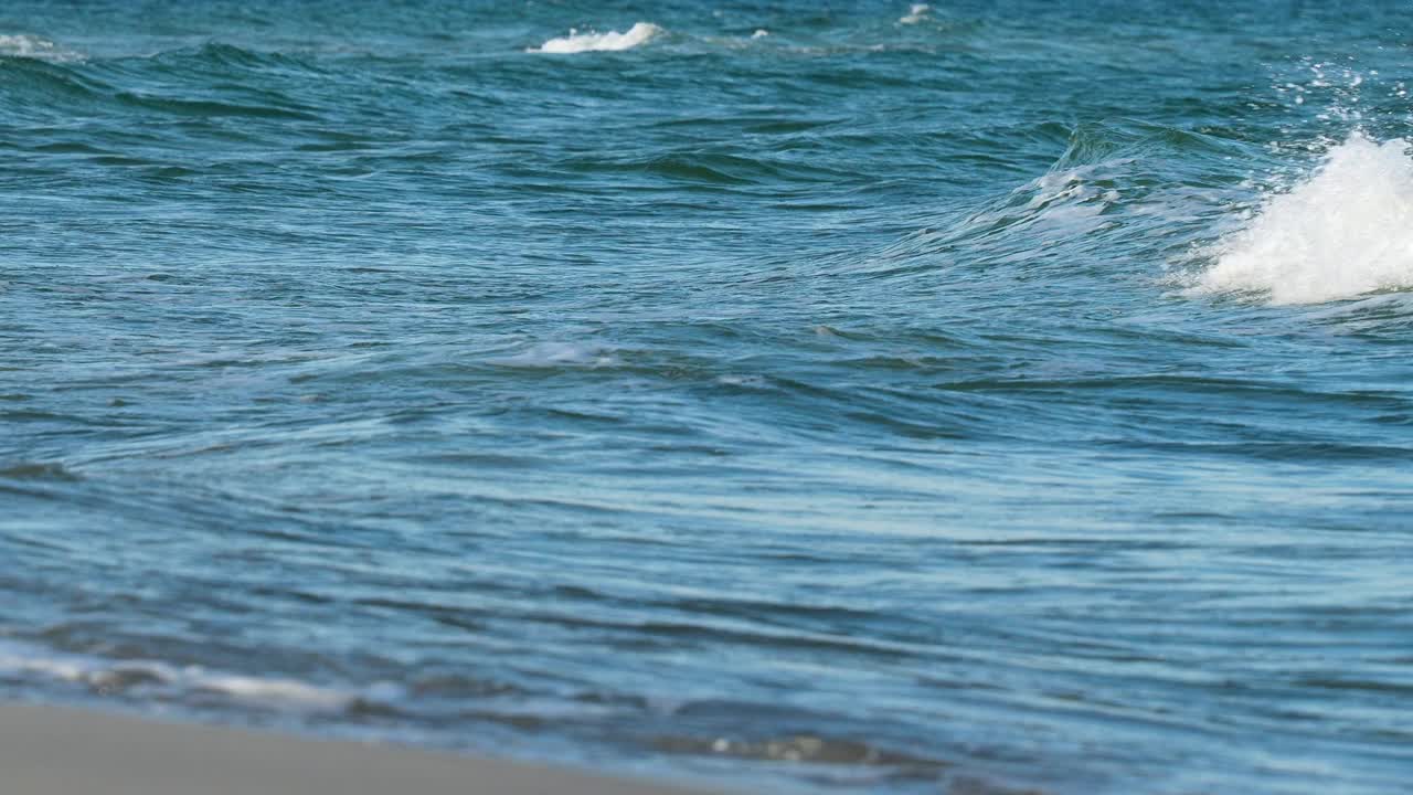 海浪高潮的清晰特写。视频素材