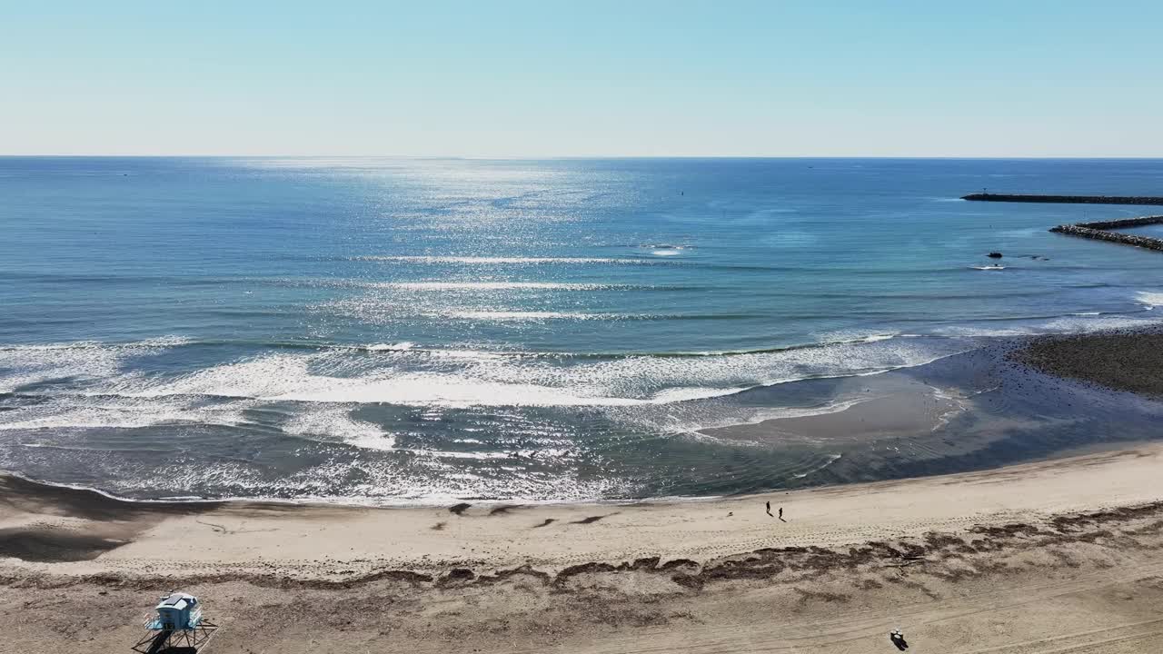 风景秀丽的海滩在达纳点，加州，美国-空中无人机拍摄视频素材