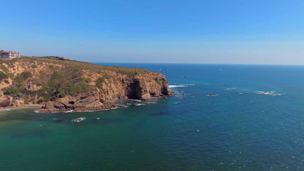 海岸悬崖和海景在达纳点，加利福尼亚，美国-空中无人机拍摄视频素材