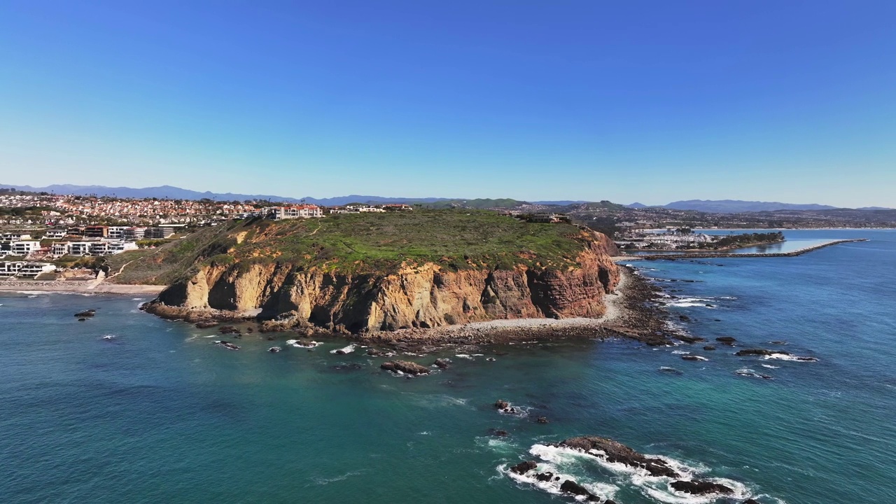 海岬和海景在达纳角，加利福尼亚，美国-航拍视频素材