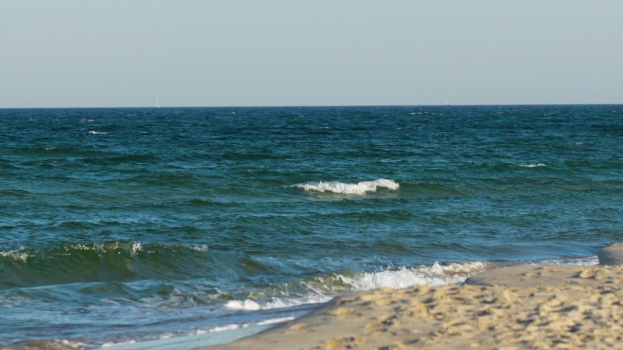 温柔的海浪冲击着沙滩。视频素材