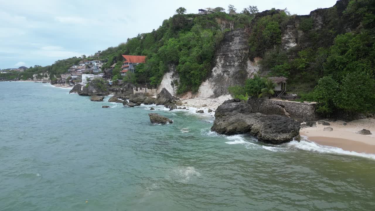 一个多云的早晨，在巴厘岛乌鲁瓦图的悬崖下欣赏海景。天线。视频素材