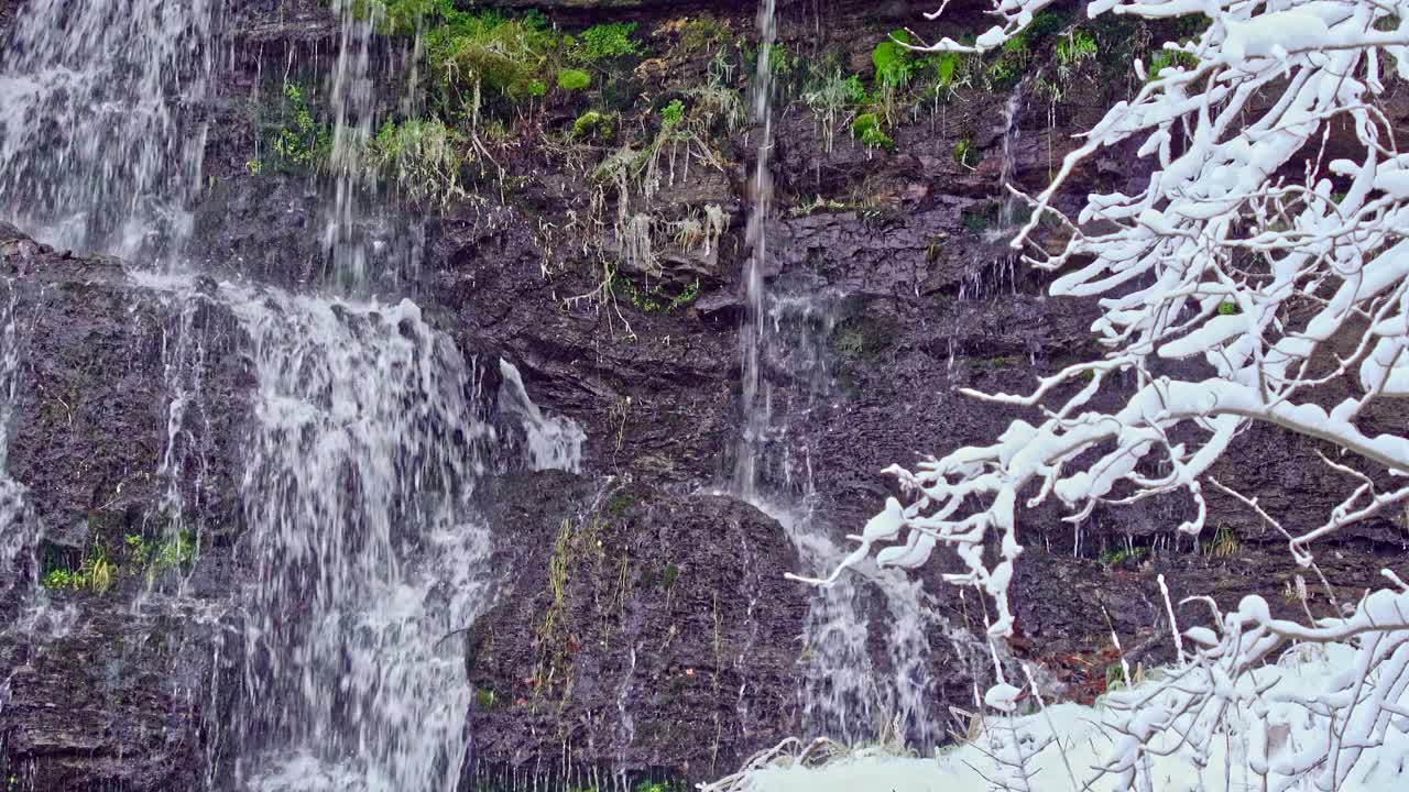 在德国哈茨山脉的Romkerhaller瀑布上，水花飞溅的慢镜头视频下载