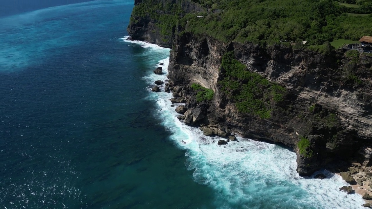 海浪冲向印尼巴厘岛乌鲁瓦图海岸的悬崖。天线。视频素材