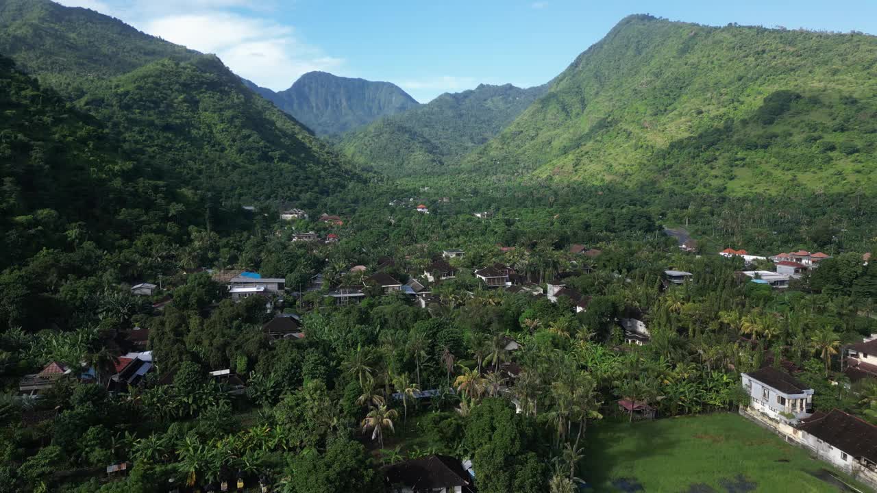 阿米德在巴厘岛北部一个阳光明媚的早晨，有海滩和山景，航拍。视频素材