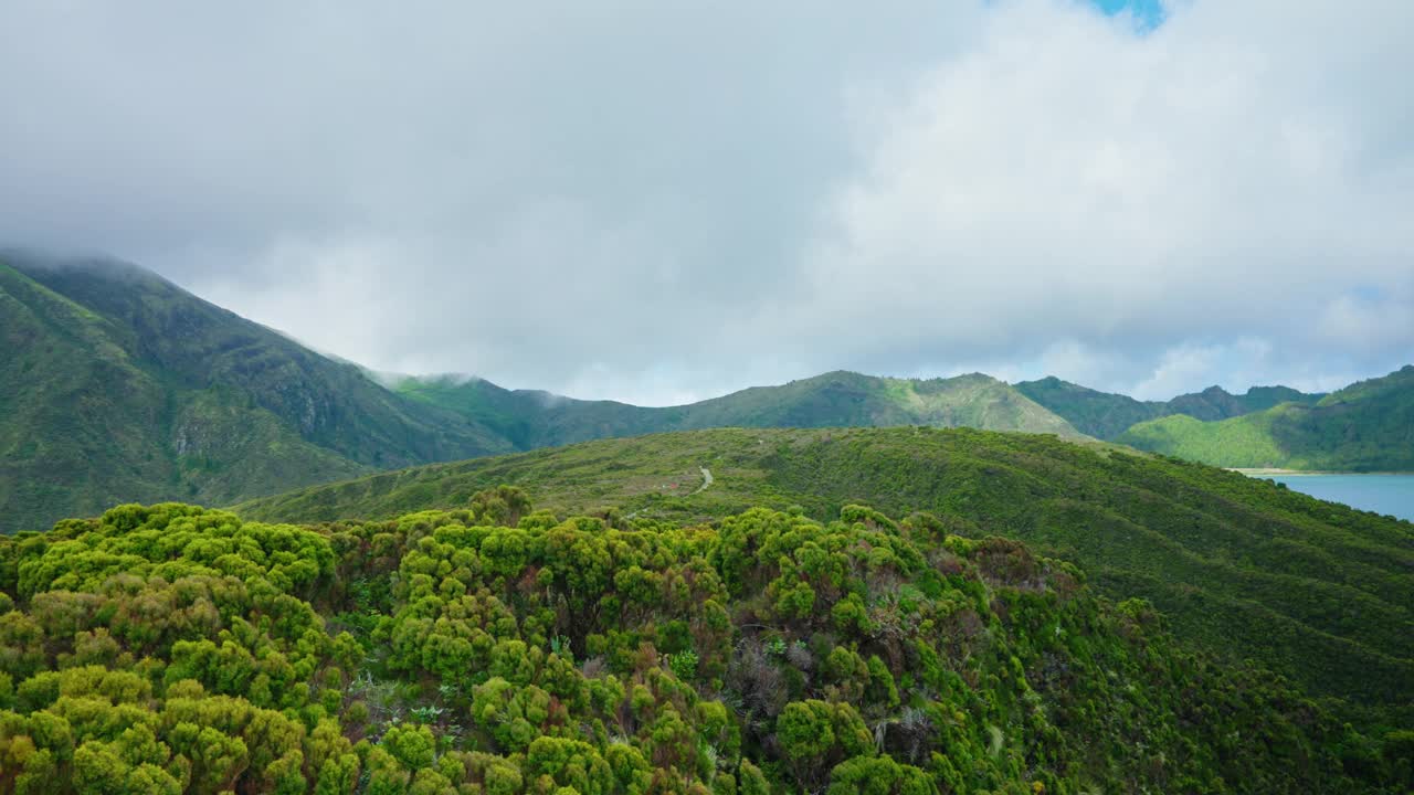 在葡萄牙亚速尔群岛的圣米格尔岛，从高处俯瞰福戈湖。
火山湖的景色，周围环绕着郁郁葱葱的热带森林和山脉。视频素材