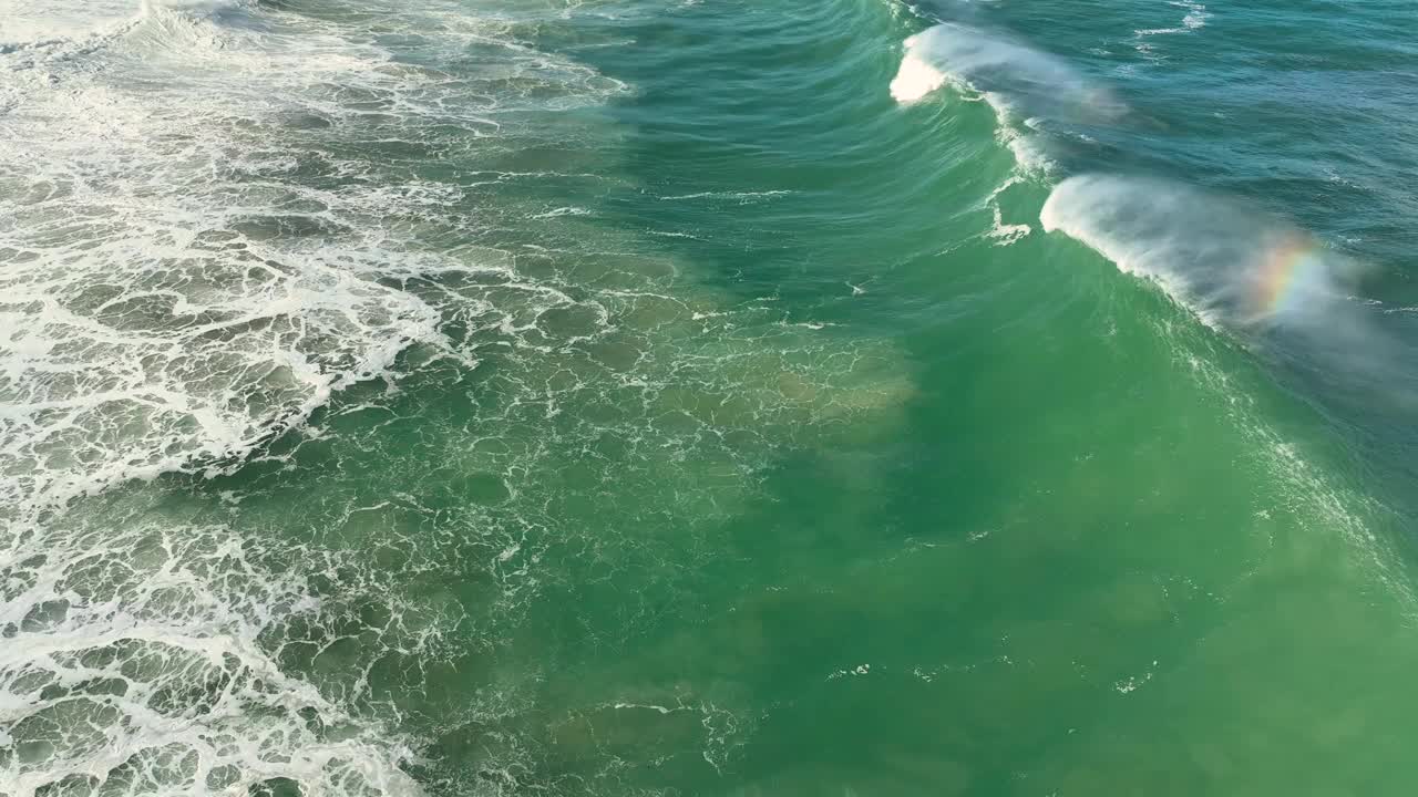 在卡巴洛，A Coruña，西班牙，无人机拍摄的巨大泡沫海浪的海景视频素材