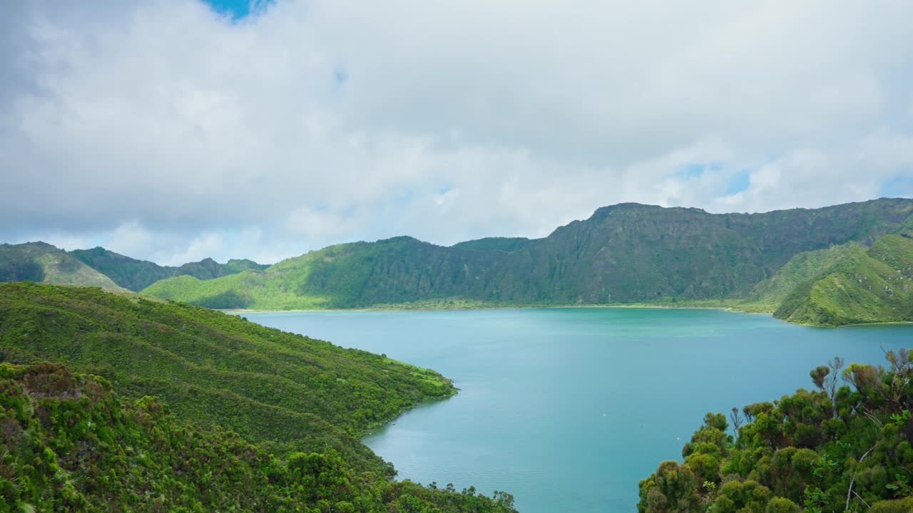 在葡萄牙亚速尔群岛的圣米格尔岛，从高处俯瞰福戈湖。
火山湖的景色，周围环绕着郁郁葱葱的热带森林。视频素材