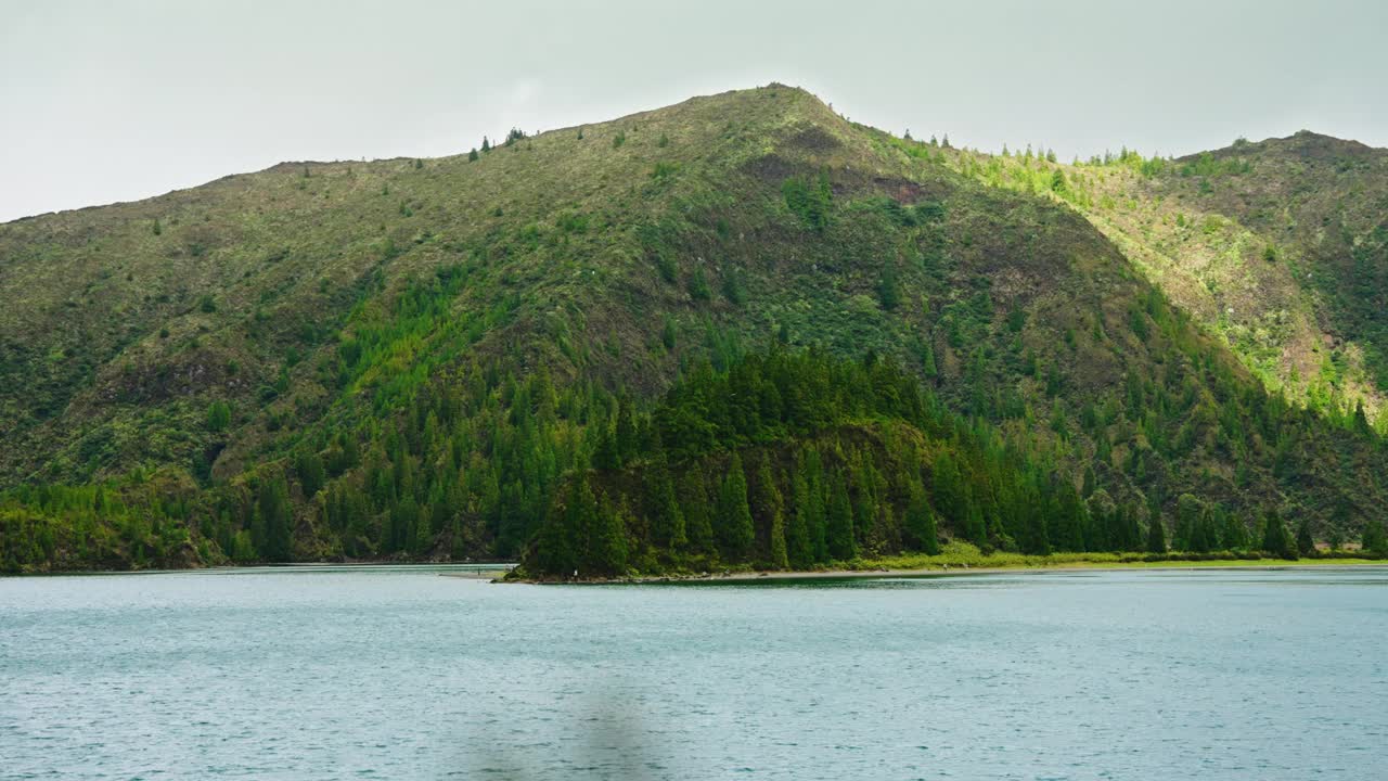 静态特写拍摄的火山湖在亚速尔群岛，葡萄牙。背景中绿色的山的景色。视频素材