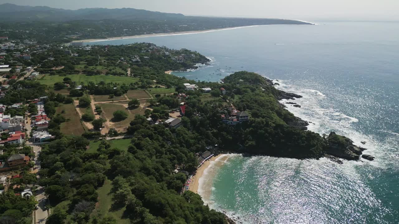 墨西哥埃斯孔迪多港瓦哈卡州海岸线风景优美的海滩冲浪点的航拍镜头视频素材