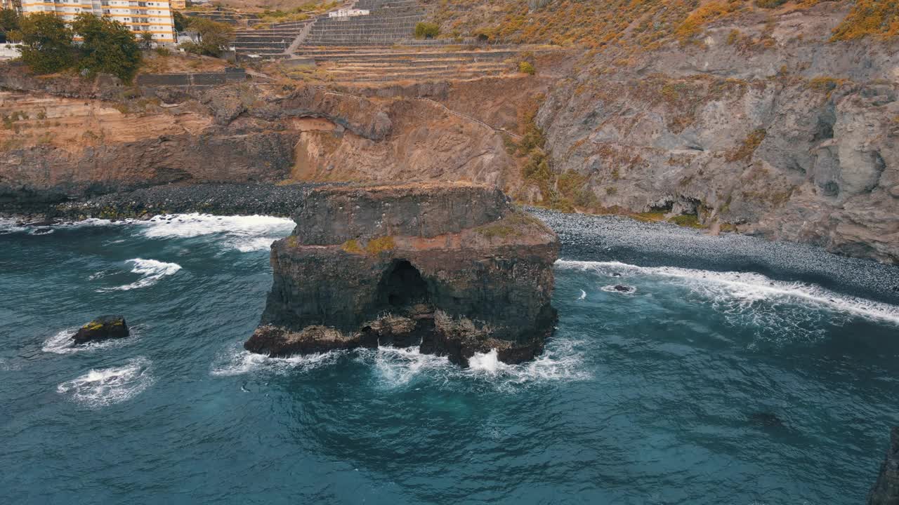 特内里费岛的洛斯罗克海滩:飞向特内里费岛上的火山岩。视频素材