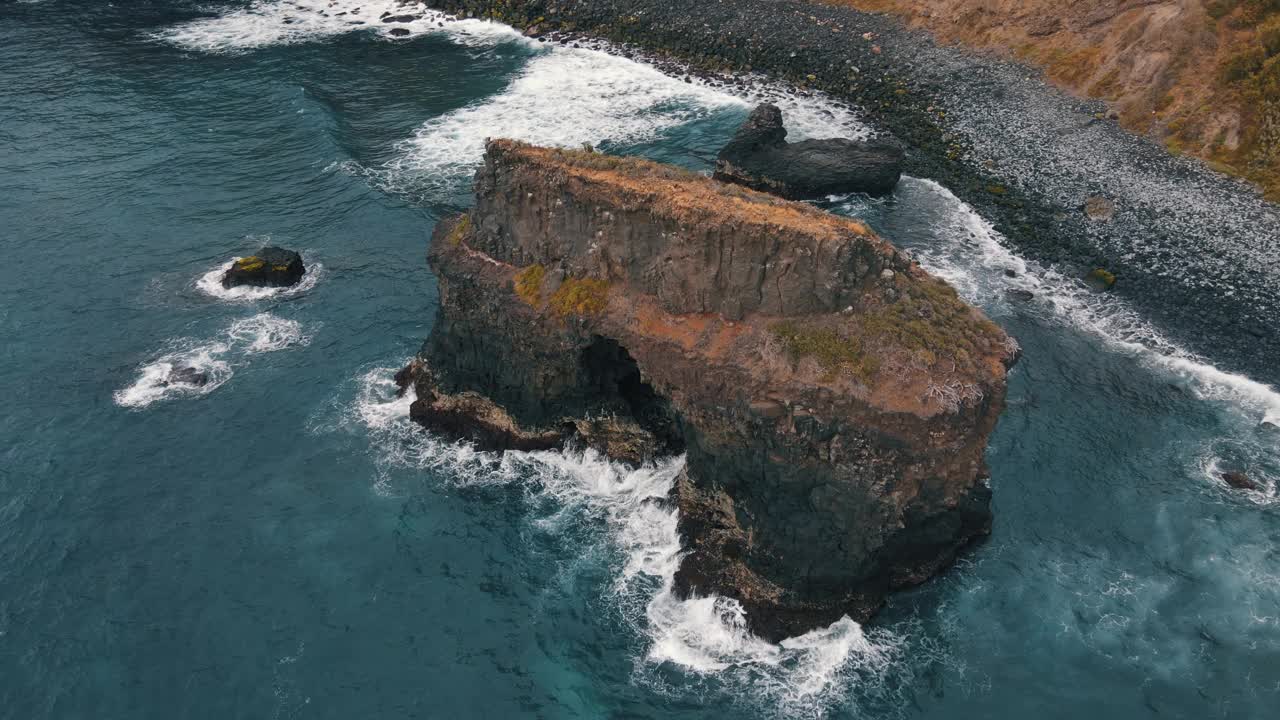 特内里费岛洛斯罗克海滩:特内里费岛著名海滩的两个岩层之一的轨道鸟瞰图。视频素材