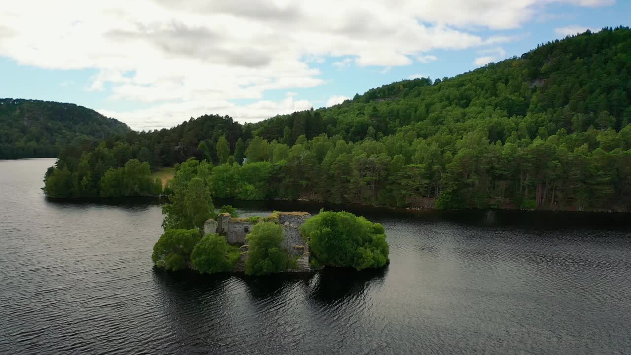 阿维莫尔的心:飞越安爱林湖和城堡废墟-苏格兰高地的宁静视频素材