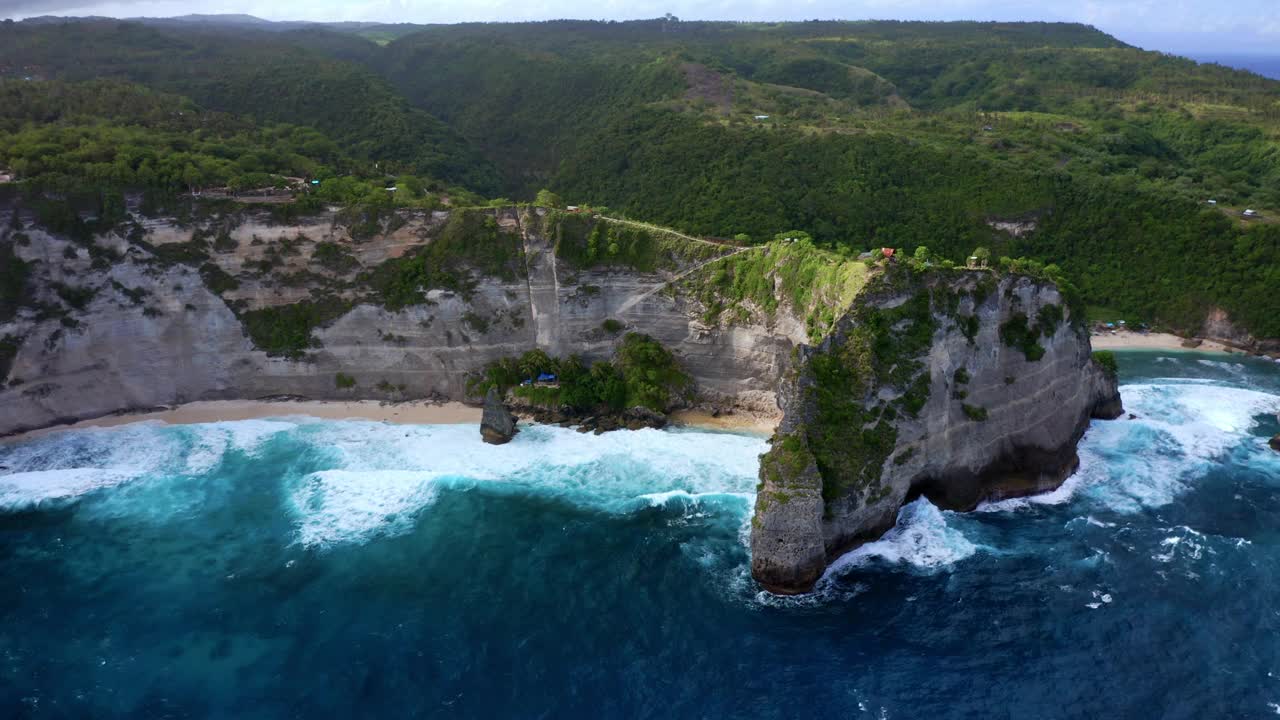 风景如画的岩层在钻石海滩在努沙佩尼达，印度尼西亚-超塌陷视频素材