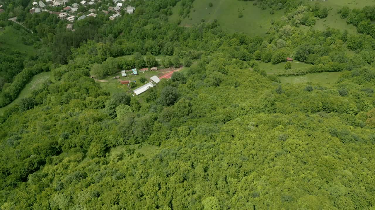 这座城市的房屋被树木繁茂的高山和悬崖所环绕。无人机视频视频下载