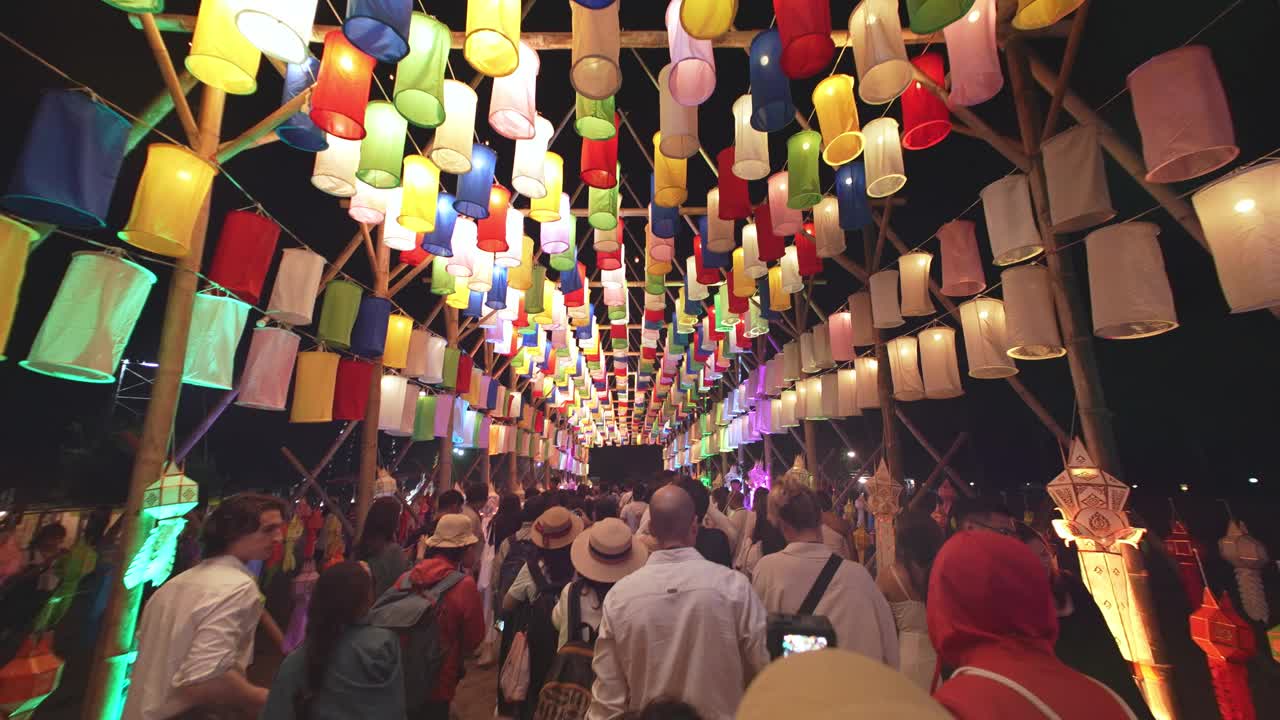 在灯节上，游客走过灯笼的隧道视频素材