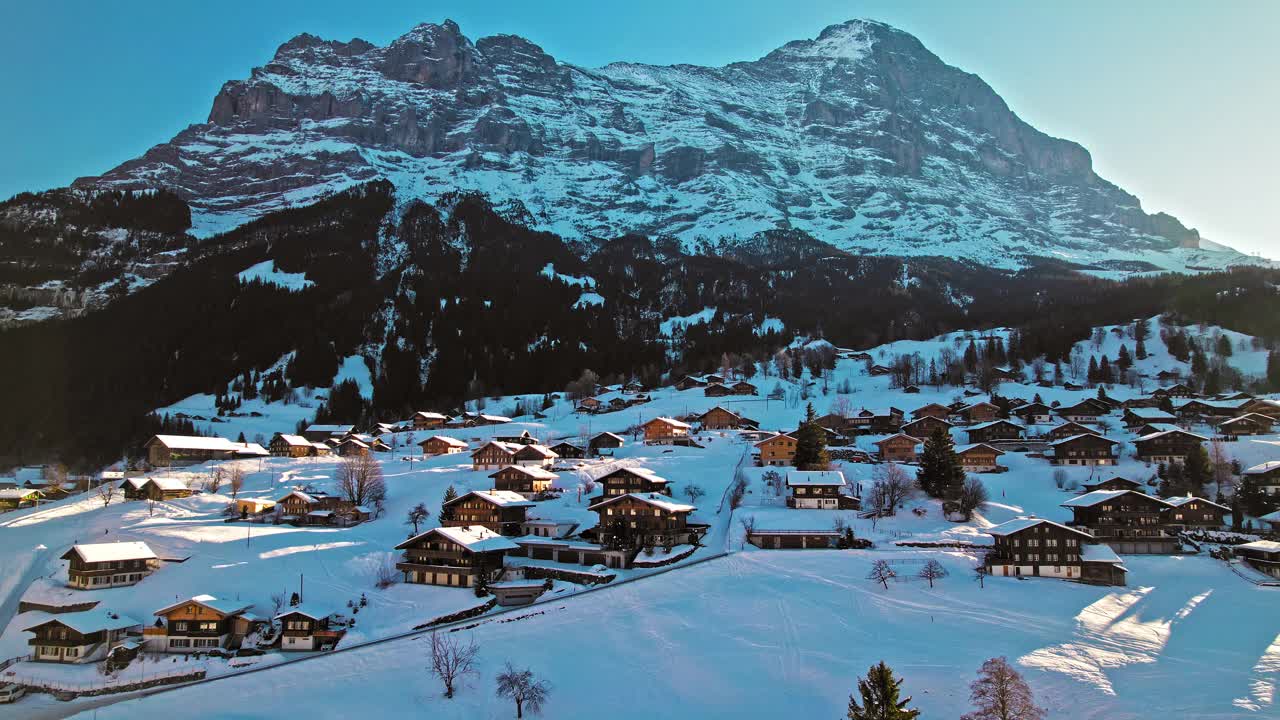 从格林德沃俯瞰风景，背景是色彩缤纷的房屋和伯尔尼阿尔卑斯山。视频素材