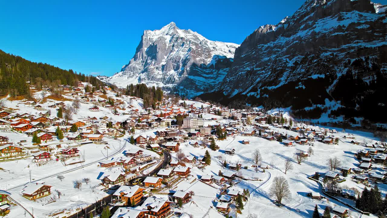 从格林德沃俯瞰风景，背景是色彩缤纷的房屋和伯尔尼阿尔卑斯山。视频素材