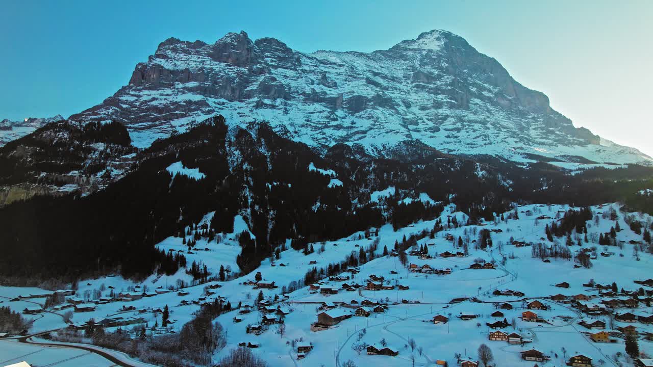 从格林德沃俯瞰风景，背景是色彩缤纷的房屋和伯尔尼阿尔卑斯山。视频素材