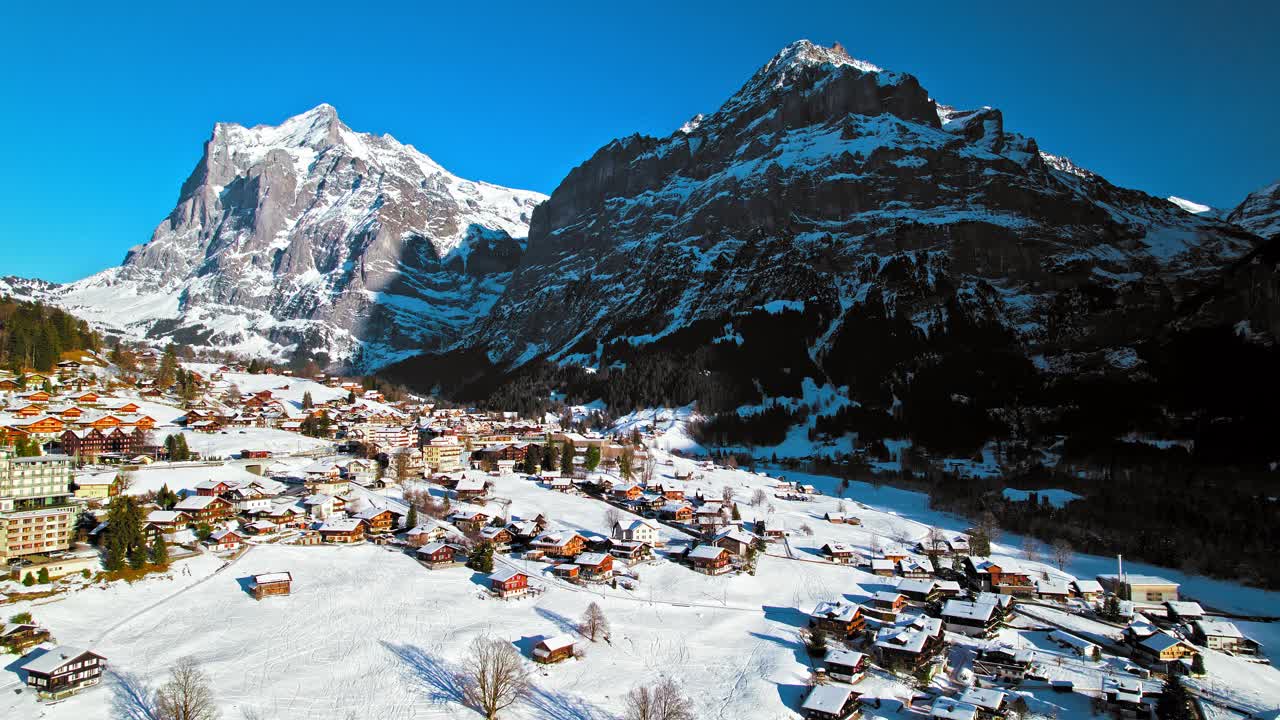 从格林德沃俯瞰风景，背景是色彩缤纷的房屋和伯尔尼阿尔卑斯山。视频素材