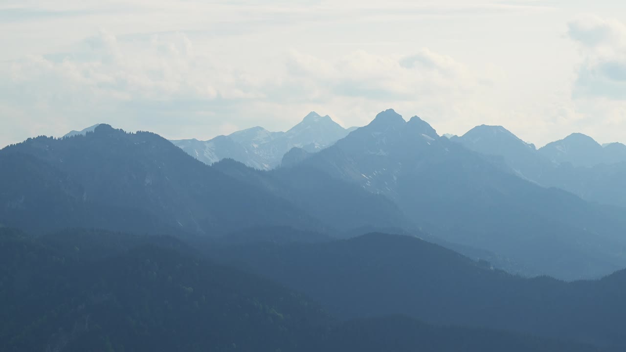 从Hörnle山上俯瞰巴伐利亚阿尔卑斯山脉。Hörnle山，巴特科尔格鲁布，巴伐利亚，巴伐利亚阿尔卑斯山，欧洲阿尔卑斯山，德国，欧洲。视频下载