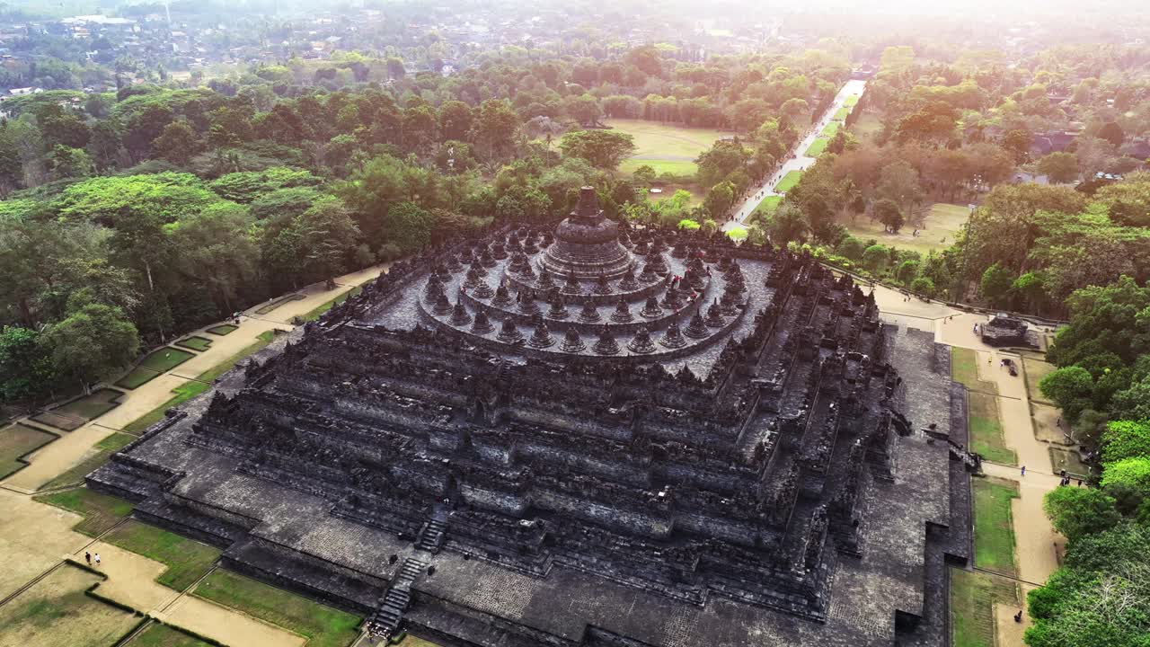 鸟瞰印尼爪哇日出时古代最大的佛教婆罗浮屠寺。视频素材