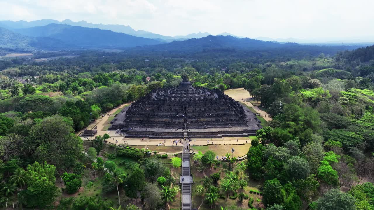 鸟瞰印尼爪哇日出时古代最大的佛教婆罗浮屠寺。视频素材