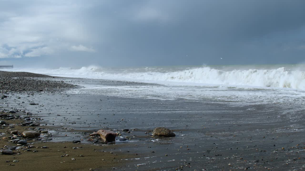 暴风雨中美丽的海浪视频素材