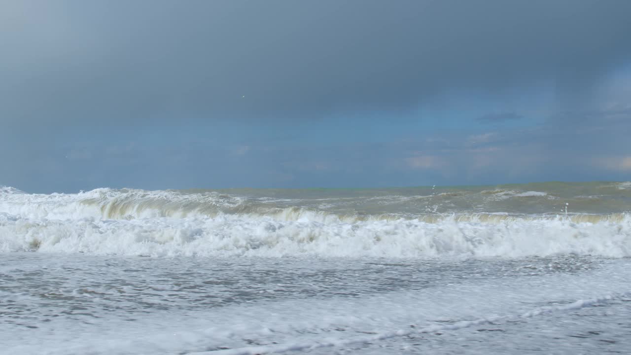 暴风雨中美丽的海浪视频素材