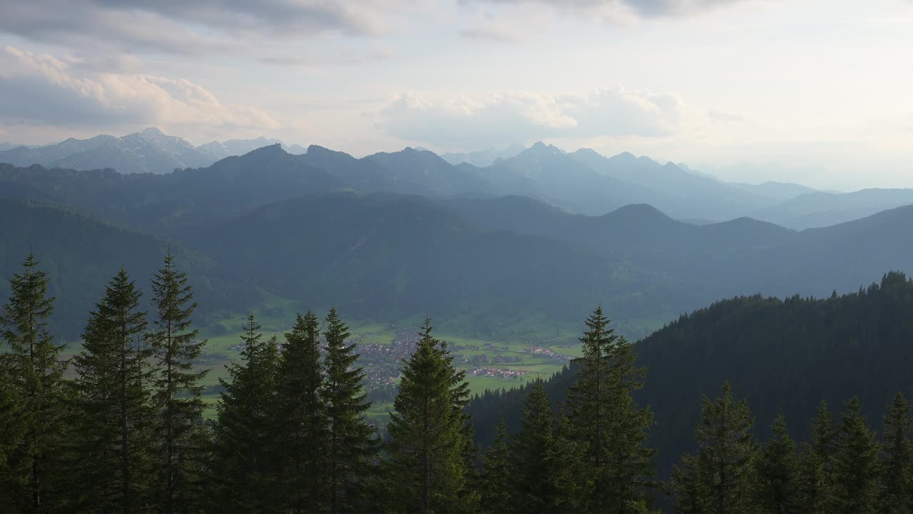 从Hörnle山上俯瞰巴伐利亚阿尔卑斯山脉。Hörnle山，巴特科尔格鲁布，巴伐利亚，巴伐利亚阿尔卑斯山，欧洲阿尔卑斯山，德国，欧洲。视频下载