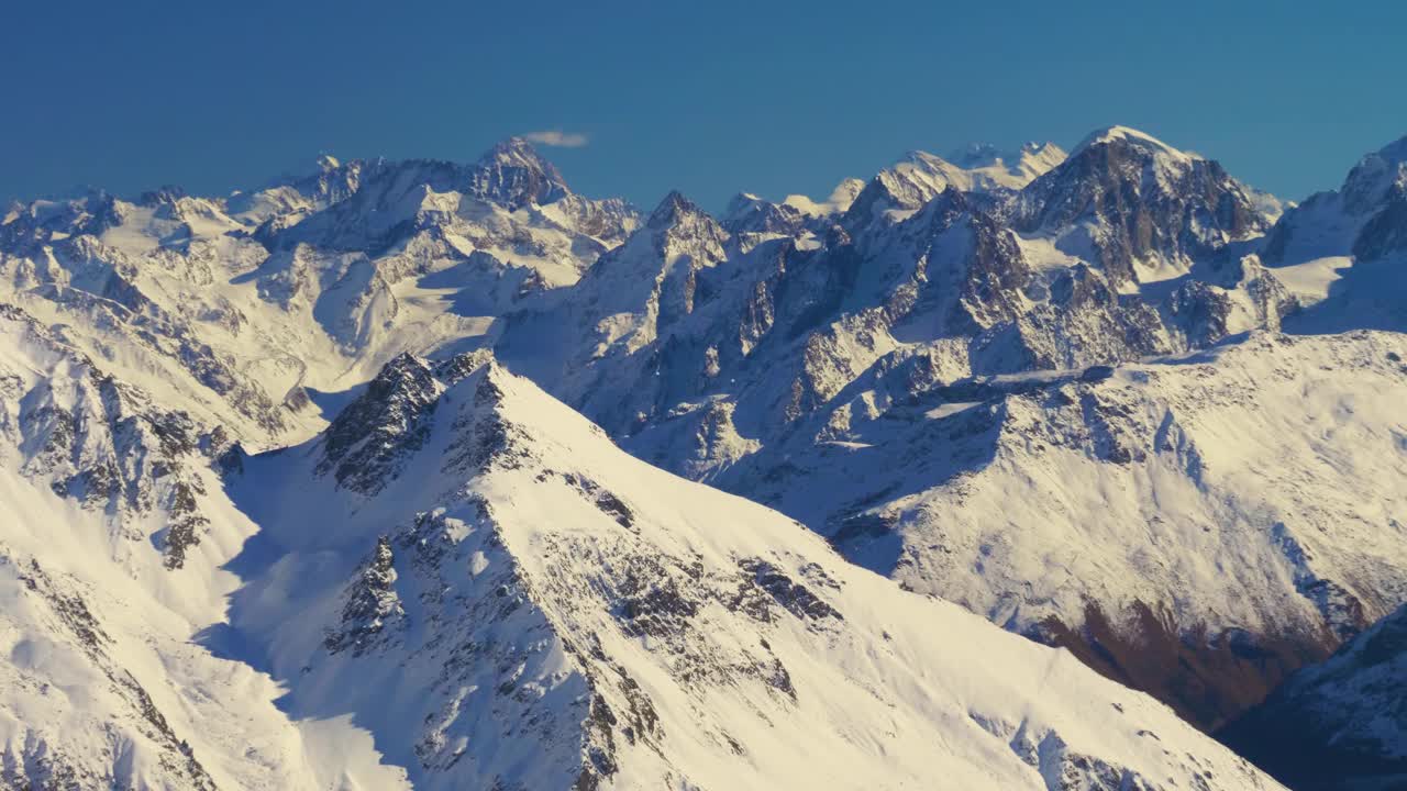 无人机拍摄的美丽雪山俄罗斯视频素材