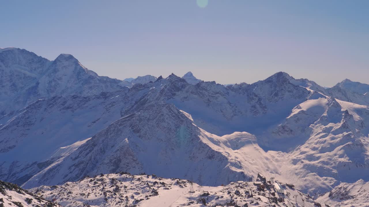 无人机拍摄的Stubai Alpen冰川山脉视频素材