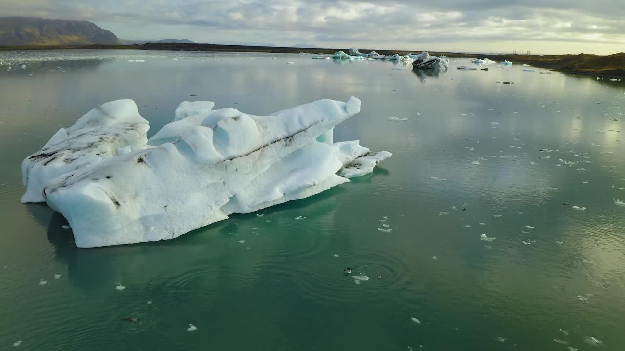 黄昏时分，冰岛Jokulsarlon冰川泻湖的冰山美景视频素材