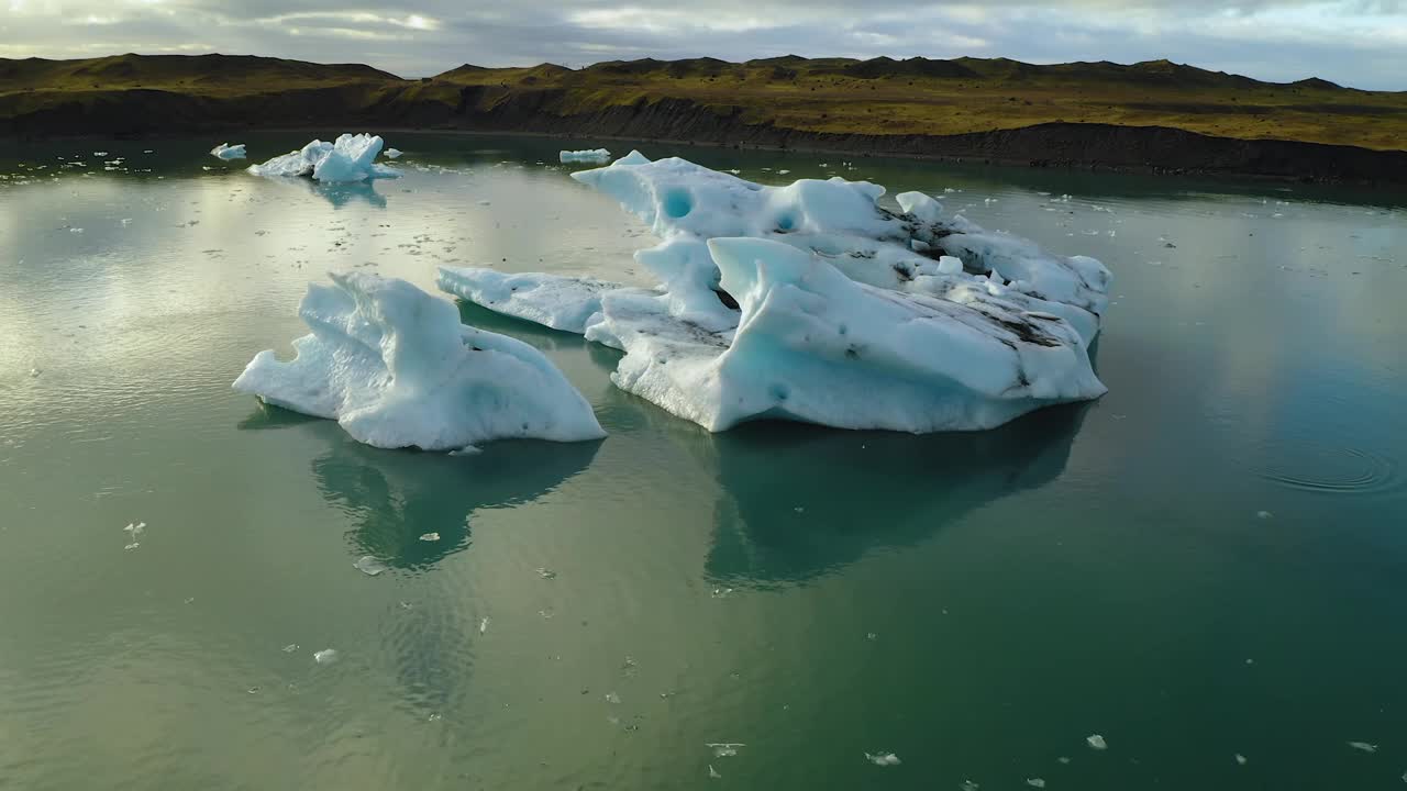 冰岛，Jokulsarlon泻湖，绿松石冰山漂浮在冰岛的冰川泻湖视频素材