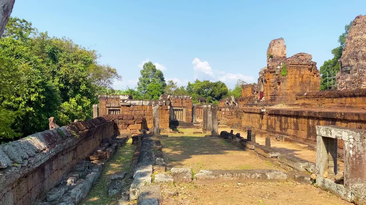 东梅汶山寺庙是为了纪念湿婆神而建造的，是高棉文明的一座寺庙，位于柬埔寨吴哥的领土上。视频下载