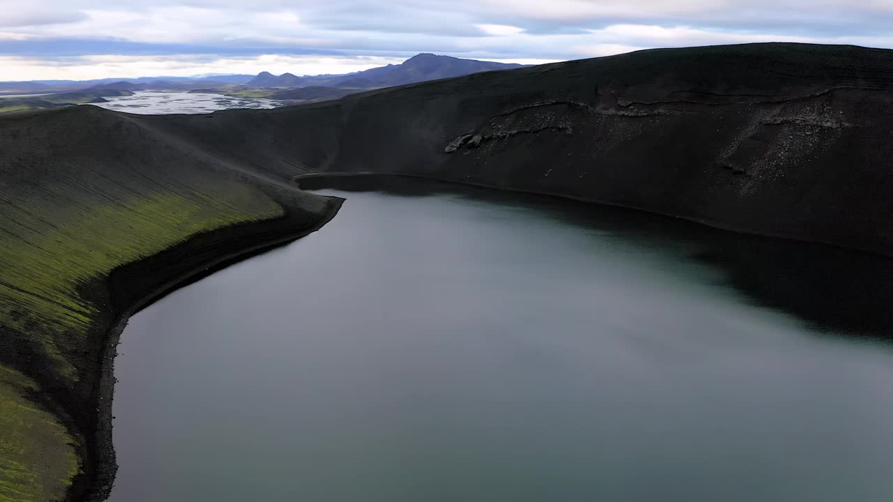 冰岛高地FrostastaÃ°avatn湖的无人机镜头视频素材