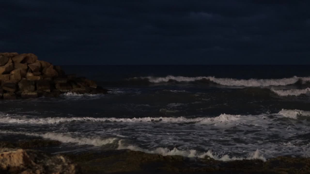 傍晚海岸关闭。海浪拍打着平静的海水。小蓝色海浪的特写。抽象自然旅游背景放松。高品质4k画面视频素材