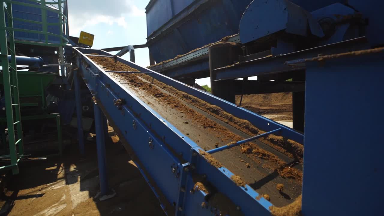 泥炭肥料生产。粉煤生产采用带式输送机视频素材