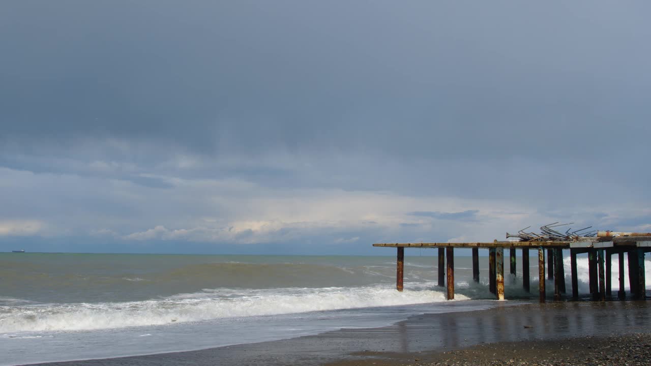 在暴风雨的天气里，海浪冲击着码头视频素材