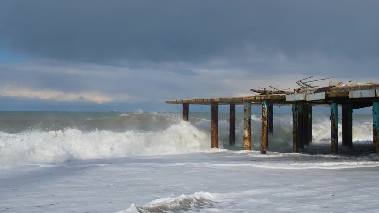 在暴风雨的天气里，海浪冲击着码头视频素材