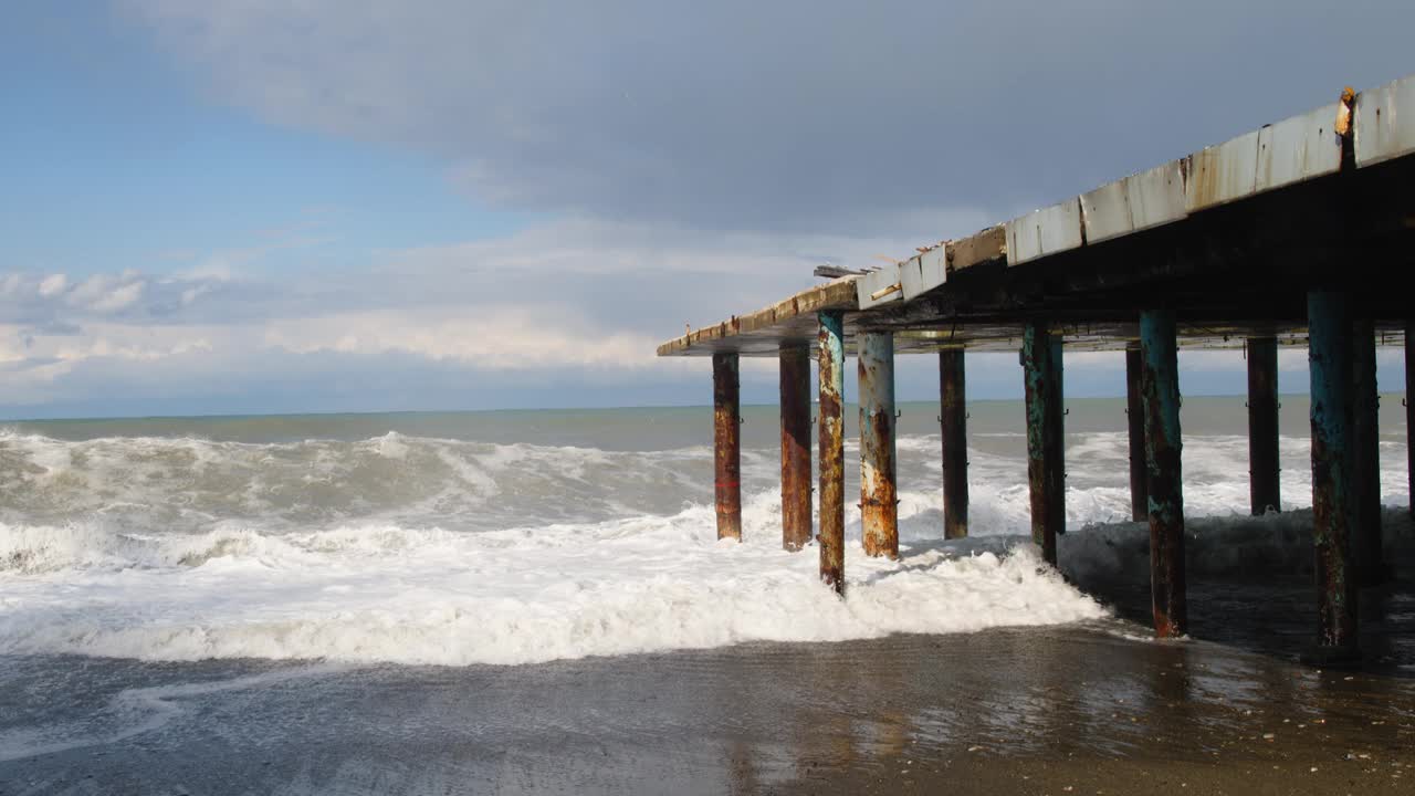 在暴风雨的天气里，海浪冲击着码头视频素材