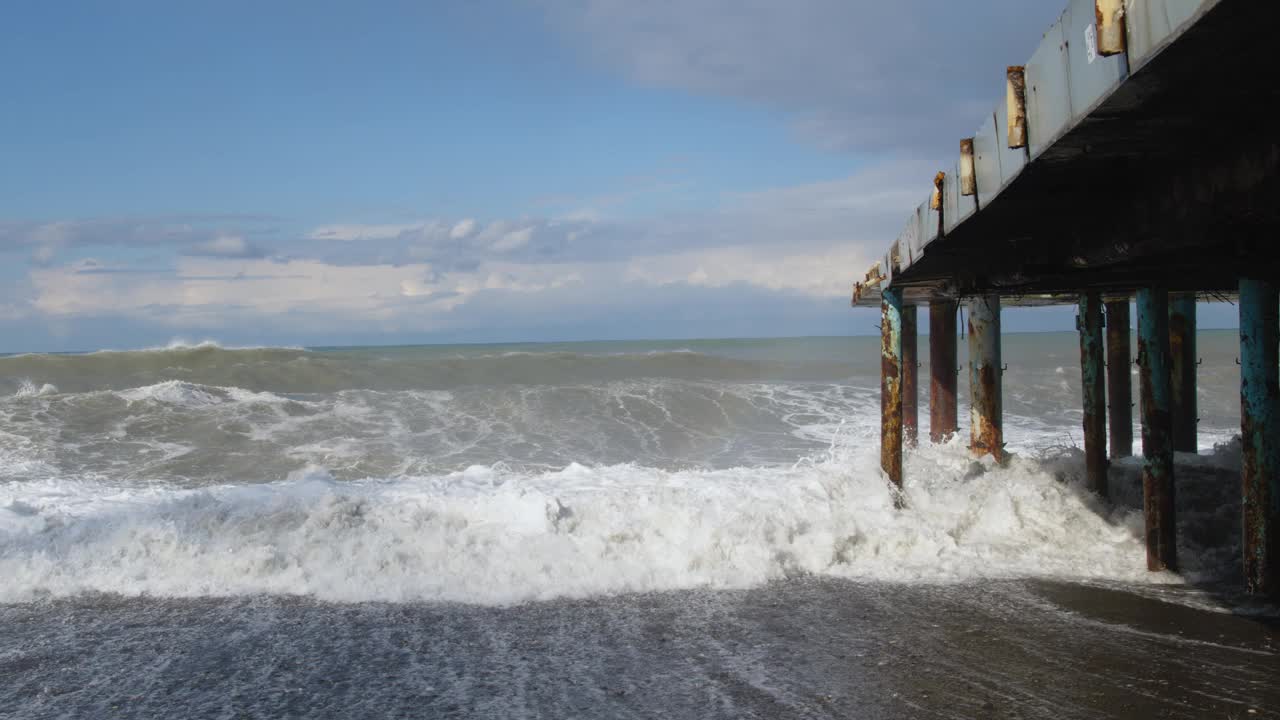 在暴风雨的天气里，海浪冲击着码头视频素材